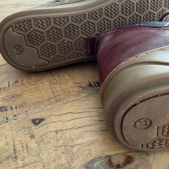 Stylish Brown Ankle Boots with Colorful Accents - Picture 4 of 4